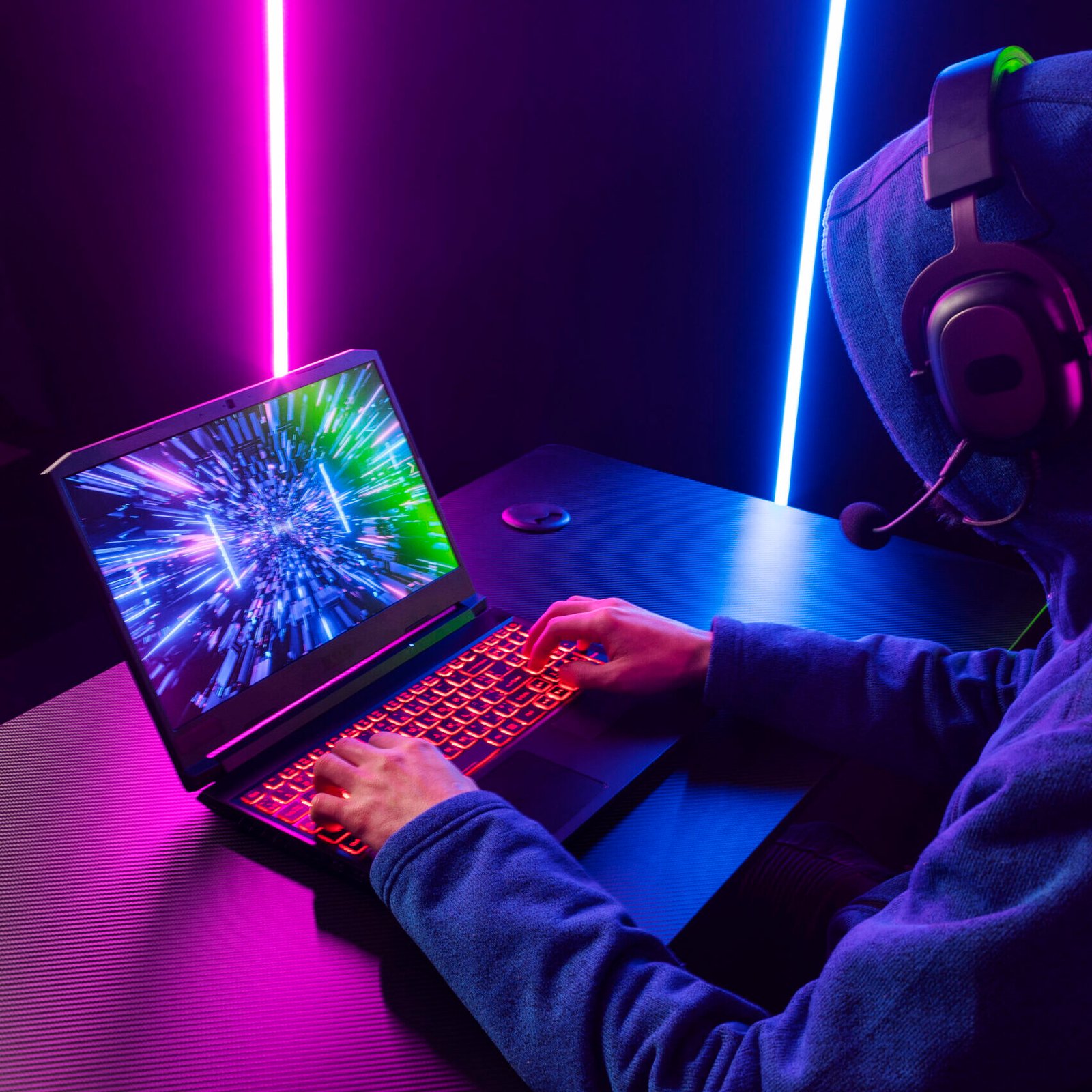 cropped-side-view-gamer-playing-laptop-scaled-1 Front Page